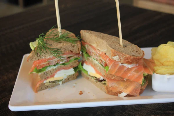 Sandwich mit frischem Lachs — Stockfoto