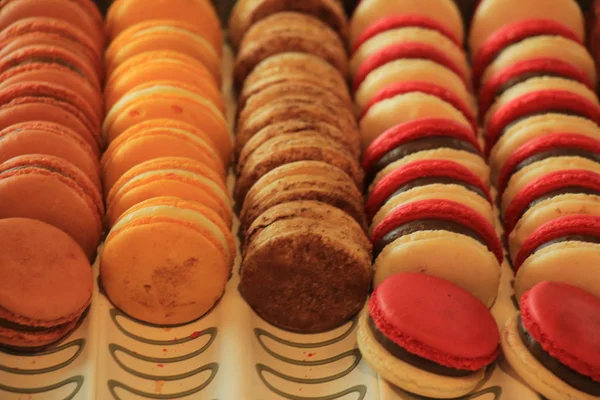 Farbenfrohe Macarons im Geschäft — Stockfoto