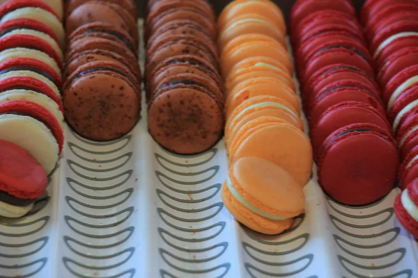 Macarrones coloridos en una tienda — Foto de Stock