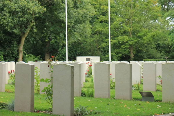Emlékmű a második világháború temetőben — Stock Fotó