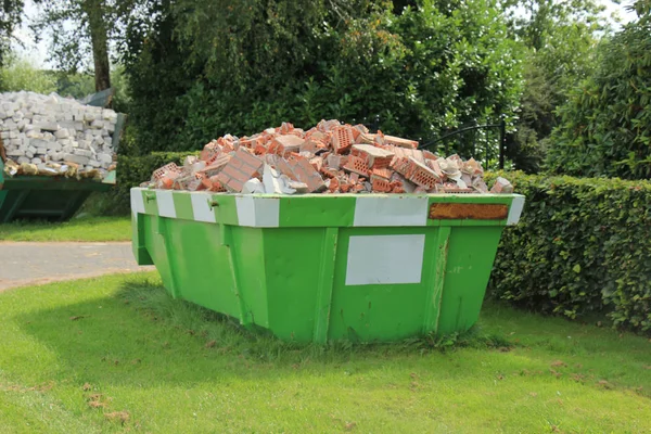 Geladen vuilnis dumpster — Stockfoto