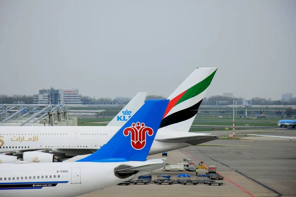 Aeroporto di Amsterdam Schiphol Paesi Bassi - 14 aprile 2018: aerei alle porte — Foto Stock