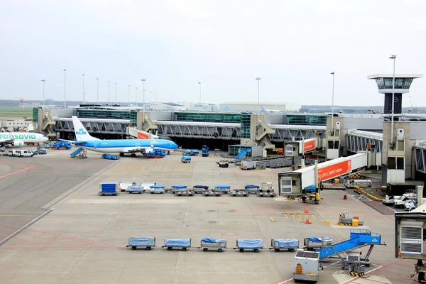 Aéroport d'Amsterdam Schiphol Pays-Bas - 14 avril 2018 : avions sur les portes — Photo