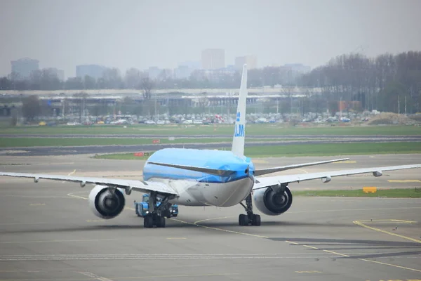 Aeroporto de Amsterdã Schiphol Holanda - 14 de abril de 2018: avião KLM no asfalto — Fotografia de Stock