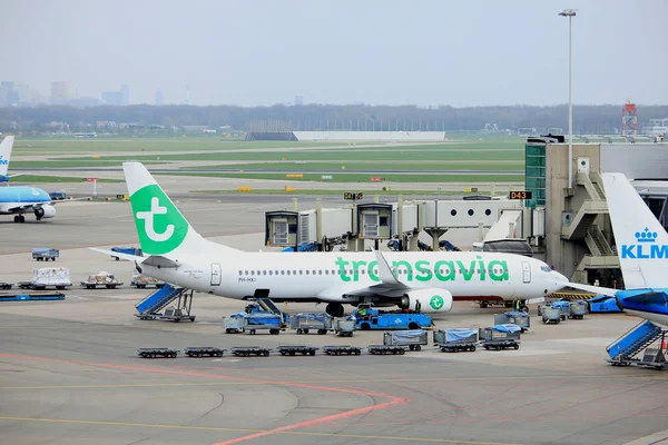 Amsterdam Airport Schiphol Países Baixos - 14 de abril de 2018: PH-HXI Transavia Boeing 737-800 — Fotografia de Stock