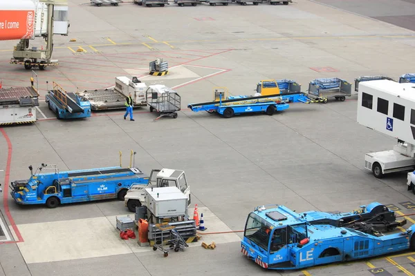 Amsterdam Airport Schiphol Países Baixos - 14 de abril de 2018: veículos de assitência — Fotografia de Stock