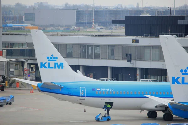 Amsterdam airport schiphol the Netherlands - 14. April 2018: ph-hsd klm boeing 737-800 — Stockfoto