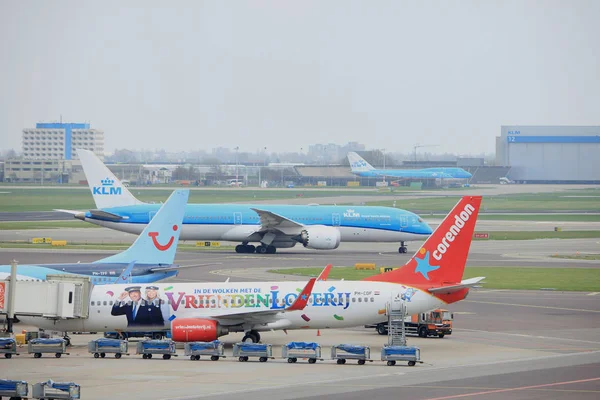 Amsterdam flughafen schiphol the Netherlands - 14. april 2018: flugzeuge am gate — Stockfoto