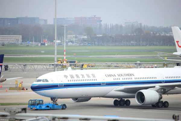 アムステルダム ・ スキポール空港オランダ - 2018 年 4 月 14 日: B-5966 中国南方航空 — ストック写真