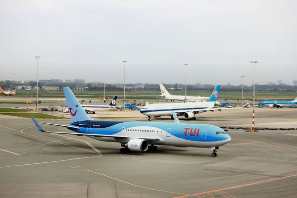 Amsterdam Airport Schiphol Hollanda - 14th Nisan 2018: Ph-Oyi TUI Airlines Boeing 767-300 — Stok fotoğraf