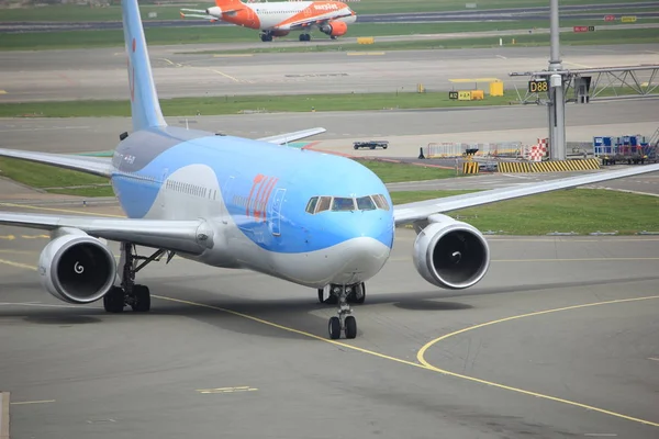 Amsterdam airport schiphol the Netherlands - 14. April 2018: ph-oyi tui airlines boeing 767-300 — Stockfoto