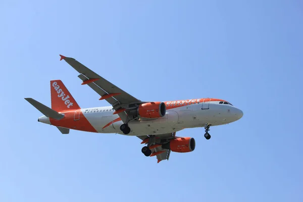 Амстердам, Нидерланды - 21 апреля 2018 года: G-EZFM easyJet Airbus A319 — стоковое фото