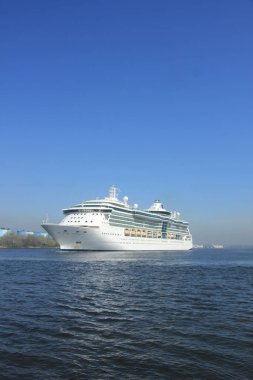 Velsen, Hollanda - Nisan, 20 2018: Ms Brilliance of the Seas