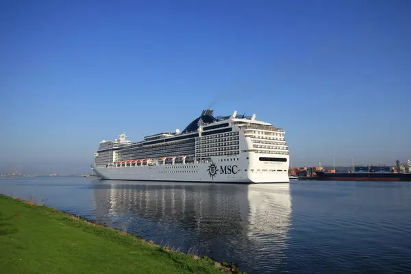 Velsen, Nederland - April, 20 2018: Msc Magnifica van Msc Cruises. — Stockfoto