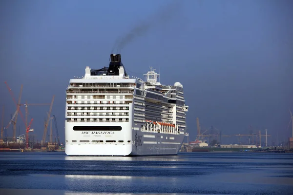 Velsen, Países Bajos - 20 de abril de 2018: MSC Magnifica by MSC Cruises . —  Fotos de Stock