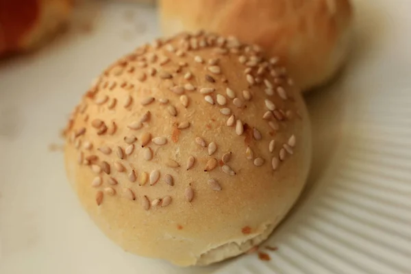 Pan fresco con semillas de sésamo — Foto de Stock