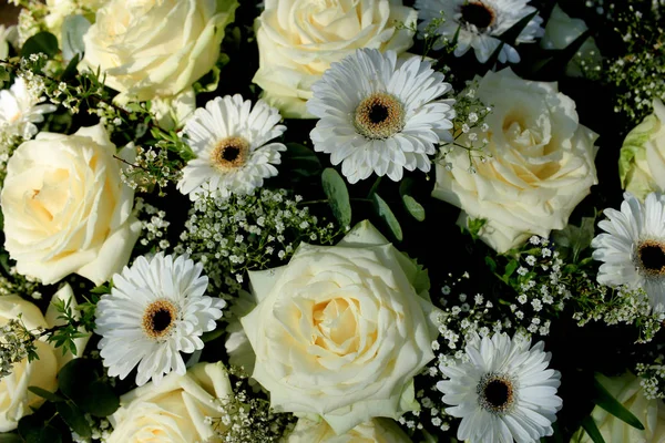 Grandes Roses Blanches Gerbères Arrangement Floral Nuptial — Photo