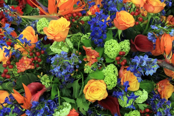 Gemengd Bloemstuk Diverse Bloemen Verschillende Kleuren Oranje Blauw Voor Een — Stockfoto