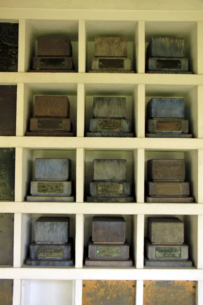 火葬場近くの columbarium 壁 — ストック写真