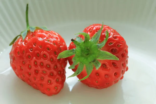 Große Erdbeeren in einer Schüssel — Stockfoto