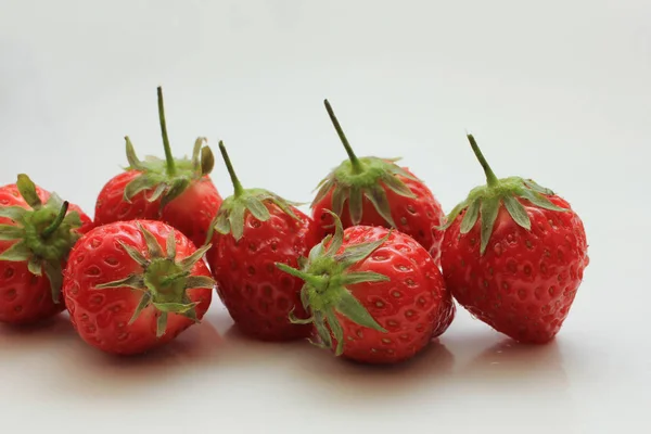 Große frische Erdbeeren — Stockfoto