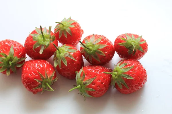 Große frische Erdbeeren — Stockfoto