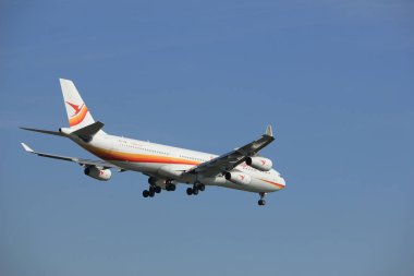 Amsterdam Hollanda - Nisan, 19 2018: Pz-Tcr Surinam Airways Airbus A340-300