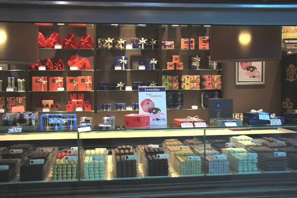 Amsterdam schiphol airport, Niederlande - 14. april 2018: leonidas chocolate store — Stockfoto