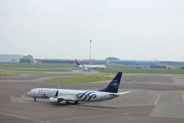 Amsterdam lufthavn Schiphol Nederland - 14. april 2018: PH-BXO KLM på tarmac – stockfoto