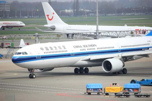 Amsterdam Airport Schiphol Holandia - 14 kwietnia 2018: B-5966 China Southern Airlines — Zdjęcie stockowe