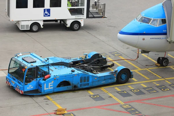 Aeropuerto de Ámsterdam Schiphol Países Bajos - 14 de abril de 2018: KLM avión en la puerta —  Fotos de Stock