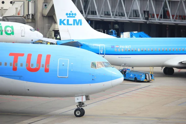 Αεροδρόμιο Schiphol του Άμστερνταμ Ολλανδία - 2018 14η Απριλίου: Ph-Oyi Tui αεροπορικών εταιρειών Boeing 767-300 — Φωτογραφία Αρχείου