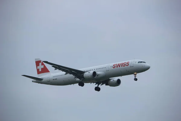 アムステルダム (オランダ)-2017 年 6 月 22 日: Hb Iom スイス エアバス A321 — ストック写真