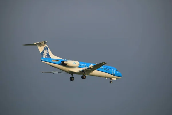 Amsterdam, Países Bajos - 22 de junio de 2017: PH-KZU KLM Cityhopper Fokker F70 — Foto de Stock