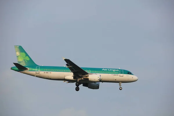 Amszterdam, Hollandia - június 22-én 2017: Ei-Dec Aer Lingus Airbus A320 típusú repülőgéppel — Stock Fotó