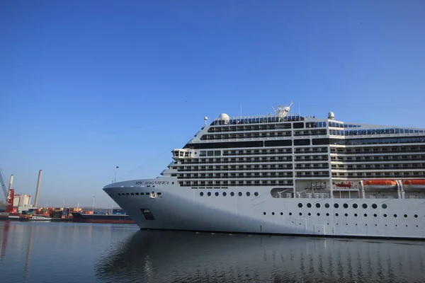 Velsen, Hollanda - Nisan, 20 2018: Msc Magnifica tarafından Msc Cruises. — Stok fotoğraf