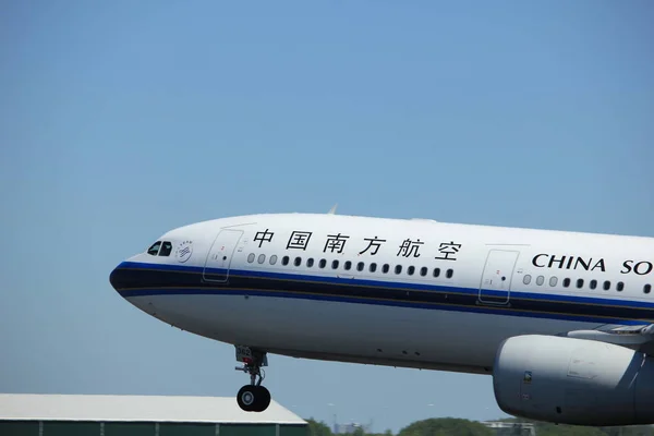 Amsterdam, Holandia - maja 2018 r. 4: B-8362 China Southern Airlines Airbus A330-300 — Zdjęcie stockowe