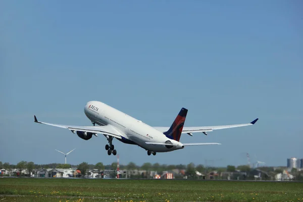 Amsterdã Países Baixos - 4 de maio de 2018: N808NW Delta Air Lines Airbus A330-300 — Fotografia de Stock