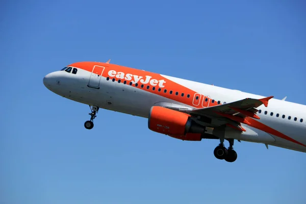 Amesterdão Países Baixos - 4 de maio de 2018: G-EZTM easyJet Airbus — Fotografia de Stock