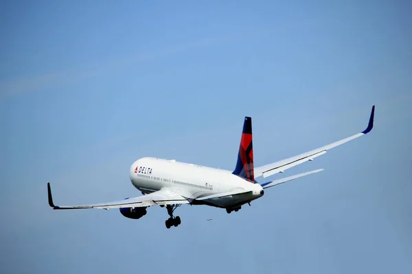 Амстердам, Нидерланды - 4 мая 2018 года: N174DZ Delta Air Lines Boeing 767 — стоковое фото