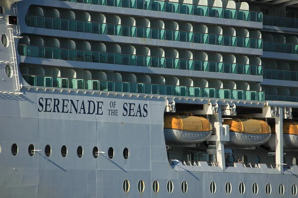 Velsen, Nizozemsko - 4. května 2018: Ms Serenade of the Seas — Stock fotografie