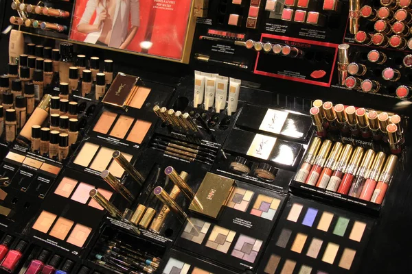 Ámsterdam, Países Bajos, 5 de agosto de 2015: Yves Saint Laurent cosmetics —  Fotos de Stock