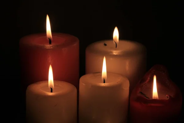 燃烧的蜡烛在不同高度 不同颜色的组 — 图库照片