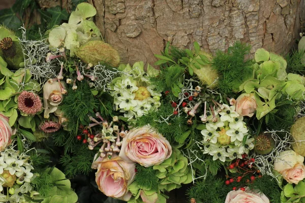 Hjärtformade Sympati Blommor Nära Ett Träd Kyrkogård — Stockfoto