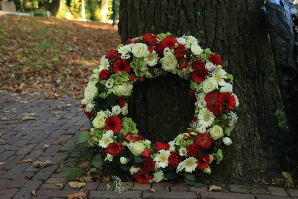 Klasický Věnec Sympatie Stromu Hřbitově — Stock fotografie