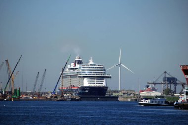 Velsen, Hollanda - 7 Mayıs 2018: Mein Schiff 1 TUI Cruises