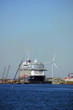 Velsen, Hollanda - 7 Mayıs 2018: Mein Schiff 1 TUI Cruises