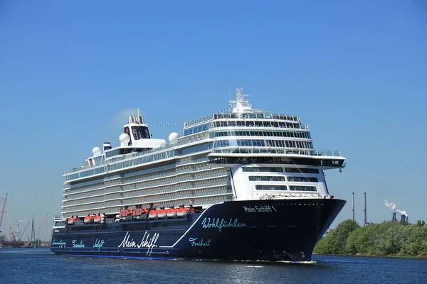 Velsen, Nederländerna - Maj 7th 2018: Mein Schiff 1 Tui Cruises — Stockfoto