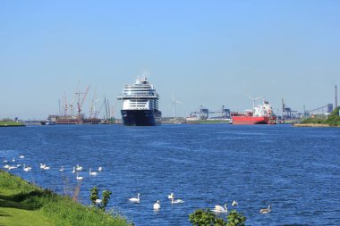 Velsen, Hollanda - 7 Mayıs 2018: Mein Schiff 1 TUI Maiden Voyage yolculuk