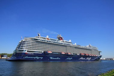 Velsen, Hollanda - 7 Mayıs 2018: Mein Schiff 1 TUI Maiden Voyage yolculuk